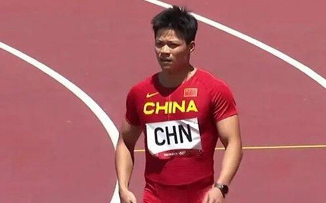 叶辰此刻淡然笑道：在风水学上，山乃是权势的象征，而水则是财运的象征，依山傍水，在风水上讲究水在前、山在后，如此一来，则意味着前有财运、后有靠山，自然是上佳之选。